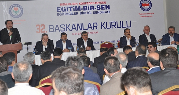Gençlik ve kadın çalışmalarına ağırlık verilmesini isteyen Yalçın, `Bu konularda öncü olalım, çalış